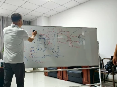 El professor expert coreà Choi realitza una formació especialitzada per a l'e...